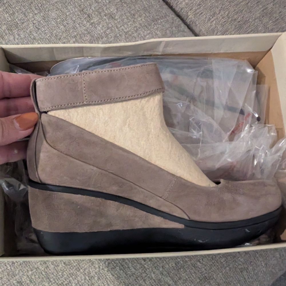 Clarks Women's Taupe Wedge Shoes - Picture 2 of 8